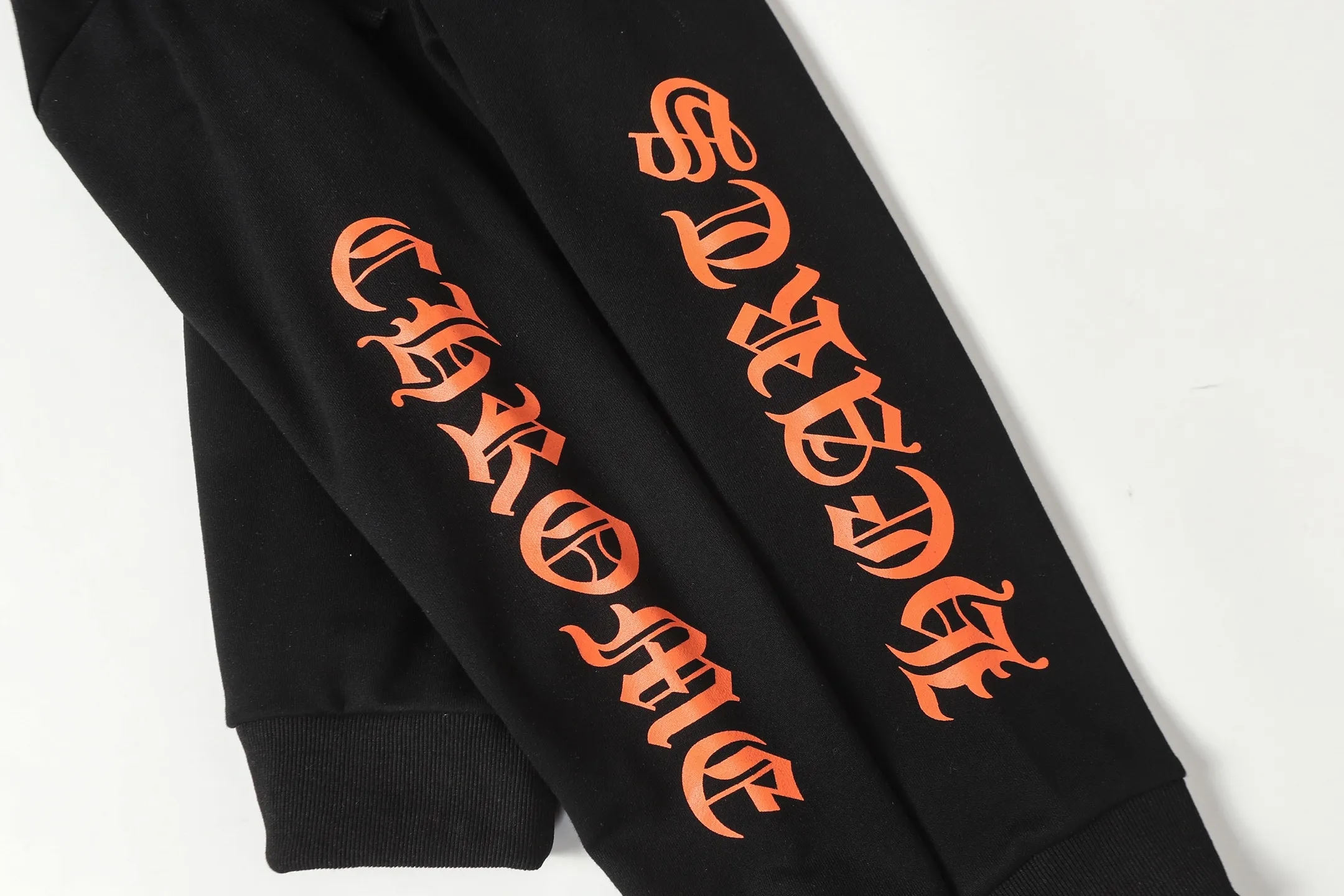 P240 Cross-border model, please do not place an order if you are pursuing quality - Chrome Hearts/Chrome Hearts Lips👄 Horseshoe Sanskrit printed hooded sweatshirt - High weight, high density and high quality. The wool is soft, delicate and skin-friendly. It feels soft and silky. It has excellent warmth and skin-friendly properties. - Custom-woven and dyed, no color difference. No matter the fabric or workmanship details, it beats the ordinary version on the market. - Hardware zipper accessories are all customized, full of details - Color: black - Size: S M L XL